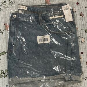 Abercrombie high rise curve love mom denim short